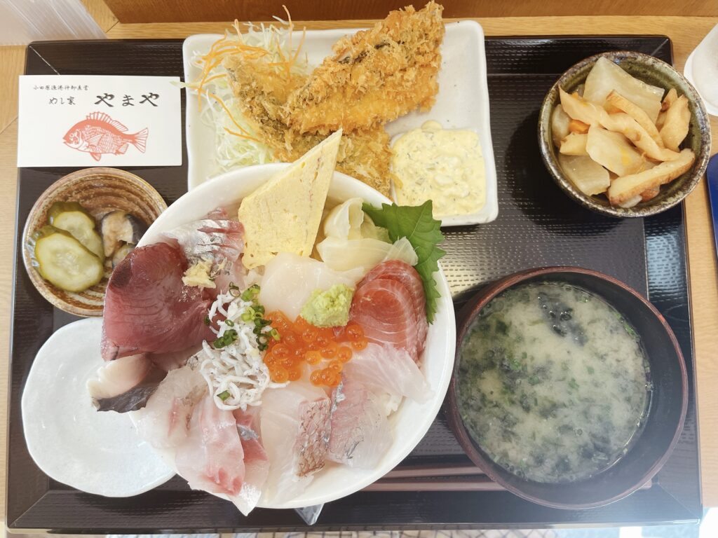 かいせんどど丼 アジフライセット めし屋 やまや